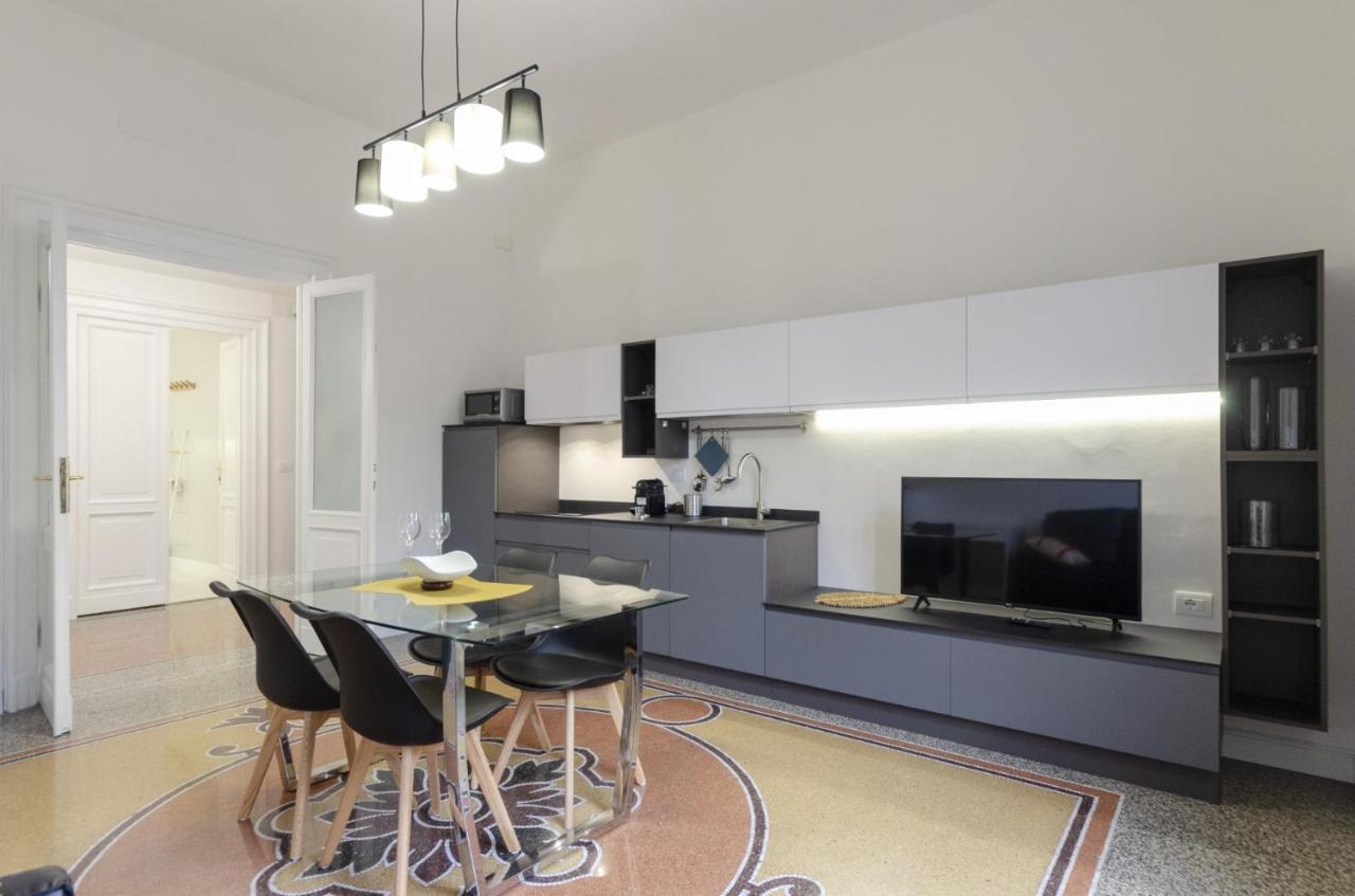 Joivy Elegant 1-Bedroom Flat Near Spianata Castelletto Genoa Bagian luar foto